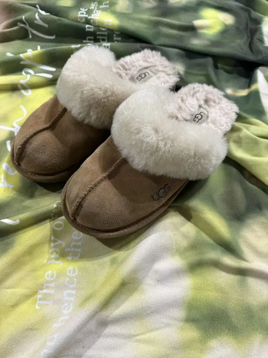 A-4 UGG 어그 슬리퍼 사이즈 220 상태 나쁘지 않아요